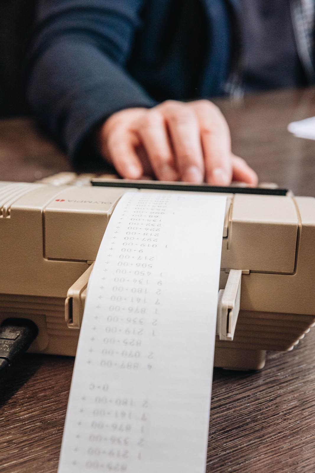 Rechenmaschine mit bedrucktem Papierstreifen